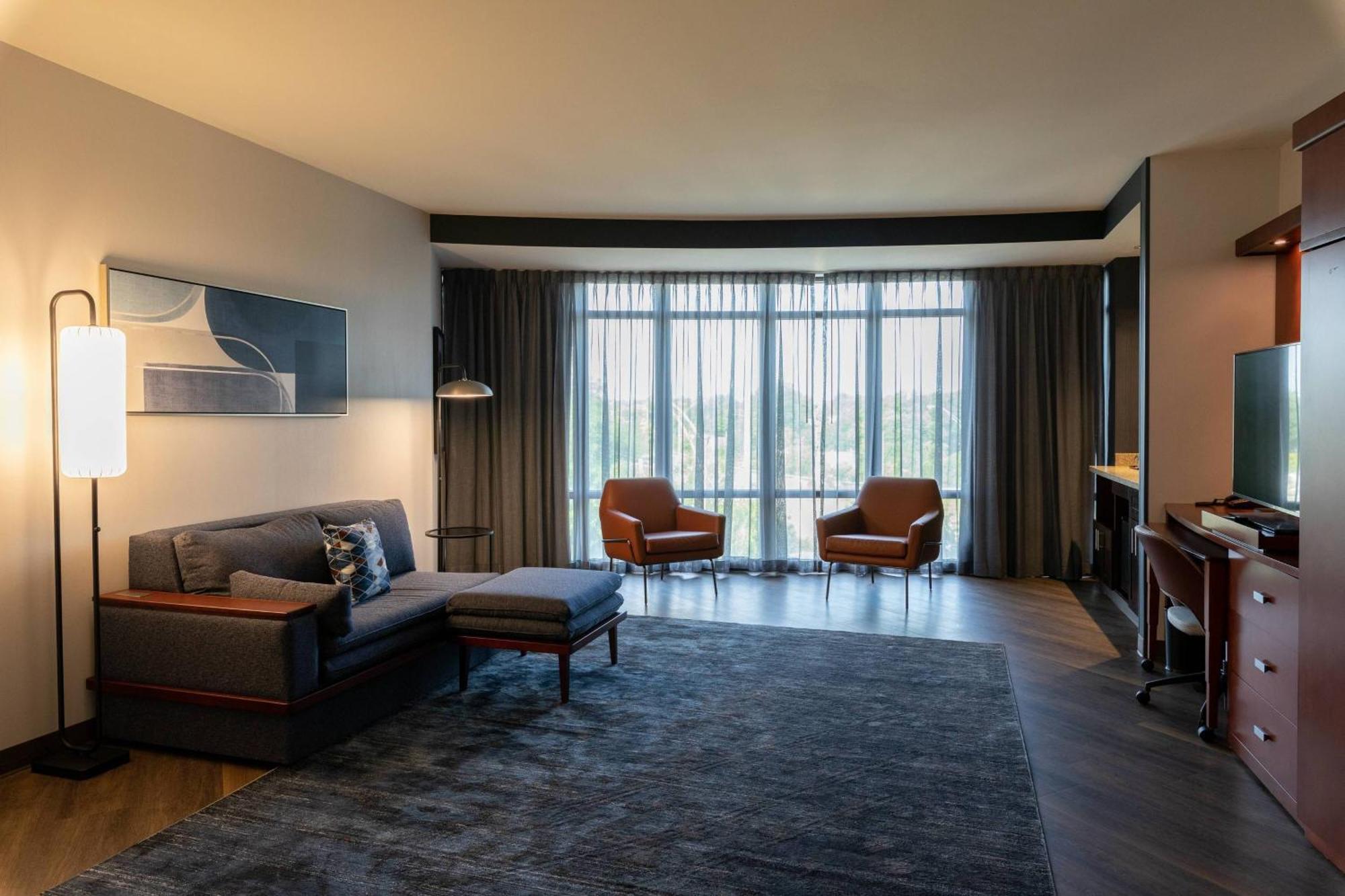 Courtyard By Marriott Midtown/rookwood Hotel