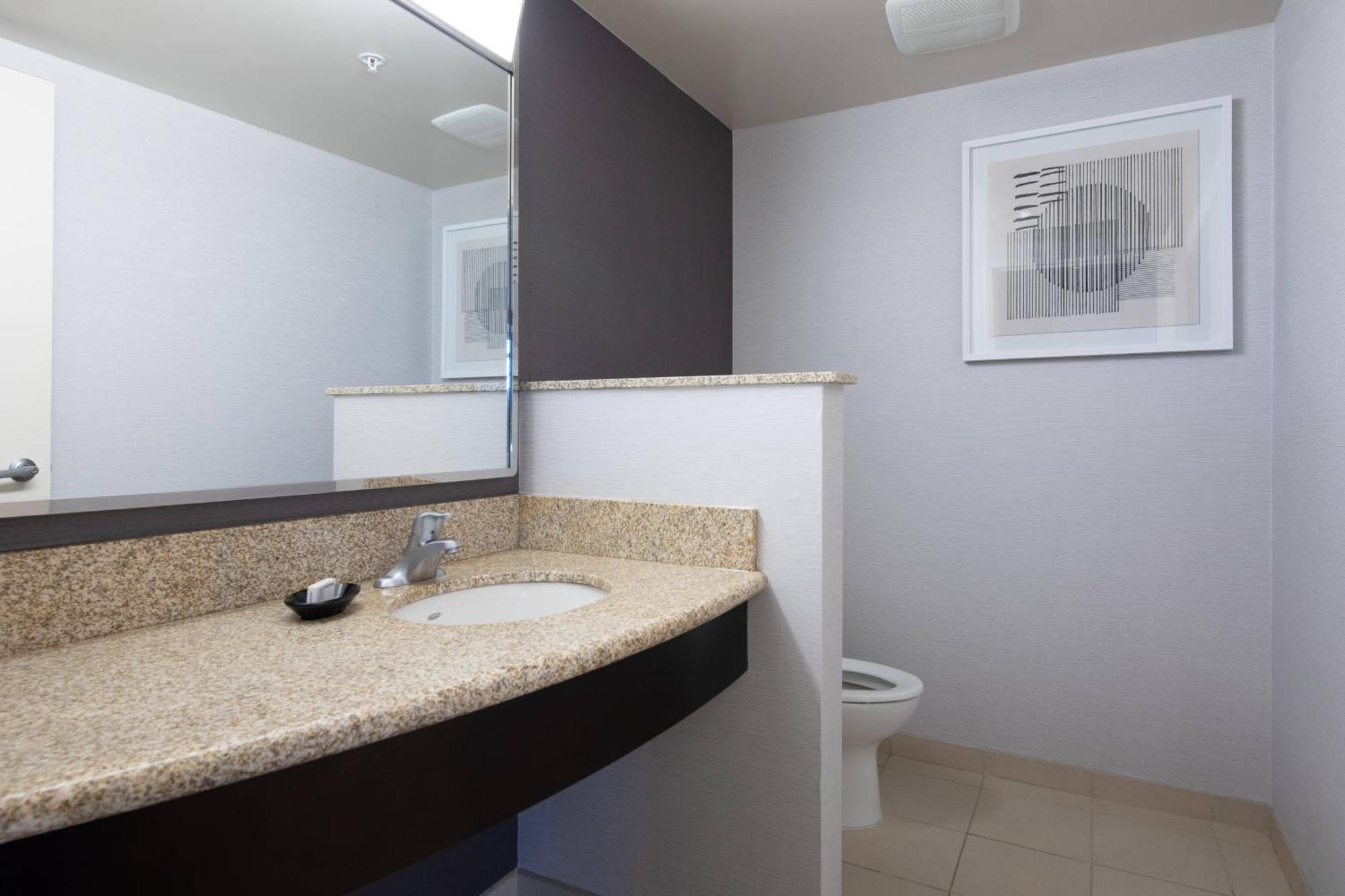 Hotel Courtyard By Marriott Midtown/rookwood 3*